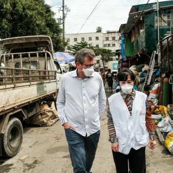 O escritor John Green viajou para as Filipinas para conhecer o trabalho realizado pela MSF na prestação de diagnóstico, tratamento e apoio para pessoas com tuberculose. Acompanhado pela coordenadora do projeto da MSF em Tondo, Mukaddas Yakubova, John Green visitou o bairro de Aroma, em Manila.