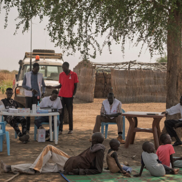 As pessoas reúnem-se à sombra de uma árvore durante uma visita da MSF na aldeia de Makuei Wut, na zona rural de Abyei, no Sudão do Sul.