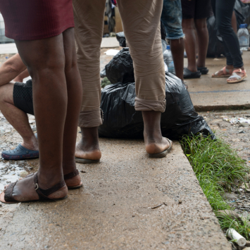 Pessoas em Bajo Chiquito depois de terem atravessado o estreito de Darién, que separa a Colômbia do Panáma