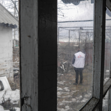 © Nico Dauterive/MSF. Foto de arquivo 2019. Membro das equipas MSF em frente a uma casa abandonada onde a organização médico-humanitária opera uma clínica móvel na povoação de Vodiane.
