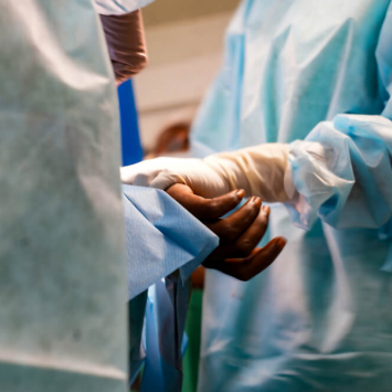 Cirurgiões prestam atendimento a um paciente com ferimento de bala no hospital de traumatologia da MSF em Tabarre, no Haiti.