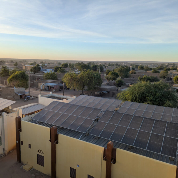 Vista dos painéis solares instalados pela MSF no hospital de Niafunké, no Norte do Mali.