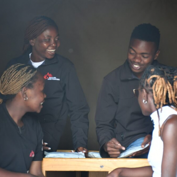 Jovens educadores de pares na clínica de Mbare, no Zimbabwe.