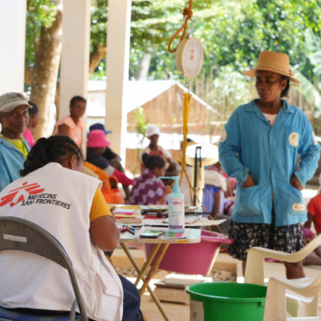 Nos centros de saúde que apoiamos em Ikongo, Madagáscar, a MSF trabalha com as autoridades locais para garantir que as crianças desnutridas recebam diagnóstico e cuidados adequados.