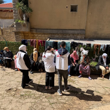 Equipas das clínicas móveis da MSF conversam com pacientes em Ghosta, no Monte Líbano, onde prestamos cuidados de saúde primários, apoio psicológico e distribuímos ajuda humanitária a pessoas deslocadas no Líbano, incluindo migrantes e outras minorias.