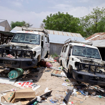 Veículos da MSF destruídos após o hospital em Lankien, no Sudão do Sul, ser atingido por um ataque aéreo das forças do governo do Sudão do Sul durante a noite de terça-feira, 3 de fevereiro de 2026.