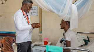 Equipa médica da MSF a realizar a ronda matinal na ala masculina do centro de saúde da MSF em Abdurafi, na Etiópia.