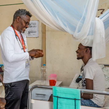 Equipa médica da MSF a realizar a ronda matinal na ala masculina do centro de saúde da MSF em Abdurafi, na Etiópia.