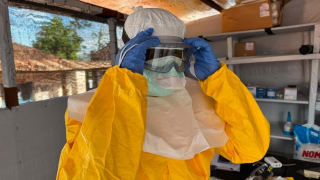Um membro da equipa de MSF ajusta os óculos de proteção dentro da área de resposta ao Ébola no Hospital Geral de Referência de Mongbwalu, em Ituri, na República Democrática do Congo.