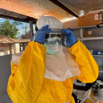 Um membro da equipa de MSF ajusta os óculos de proteção dentro da área de resposta ao Ébola no Hospital Geral de Referência de Mongbwalu, em Ituri, na República Democrática do Congo. Anna SCHÖNHOFER/MSF