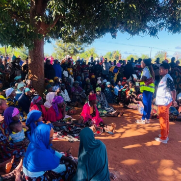 A equipa MSF realiza uma sessão de psicoeducação em grupo em Nanjua, no distrito de Ancuabe, no Norte de Moçambique.