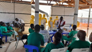 As equipas da MSF estão a ministrar formação no contexto do Ébola aos membros das equipas médicas de emergência do Ministério da Saúde do Uganda.