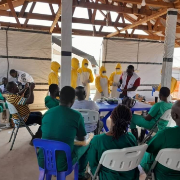 As equipas da MSF estão a ministrar formação no contexto do Ébola aos membros das equipas médicas de emergência do Ministério da Saúde do Uganda.