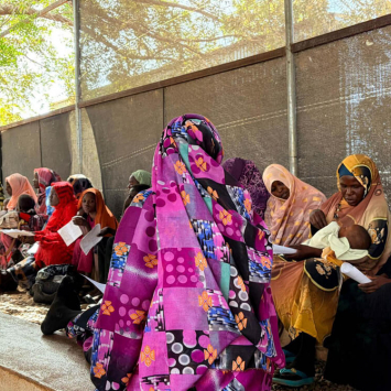 As condições no campo de refugiados de Um Rakuba, no Sudão, deterioram-se à medida que a assistência diminui, com escassez crítica de cuidados de saúde, água e alimentos.