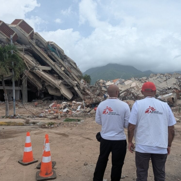 Equipa MSF avalia a devastação em La Guaira, na Venezuela, a 21 de julho de 2026, onde os sismos de 24 de junho reduziram centenas de edifícios a escombros e deixaram milhares de famílias sem abrigo adequado.