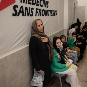 Numa clínica em Teerão, gerida pela MSF, pessoas de todas as idades e origens procuram atendimento médico.