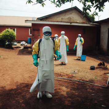 As equipas de descontaminação visitam a casa de uma paciente que está a ser tratada no centro de tratamento do Ébola de Elikya.