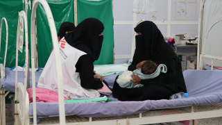 Yasmine Al Shara’abi, assistente social da MSF, conversa com uma paciente no Hospital Geral de Abs.