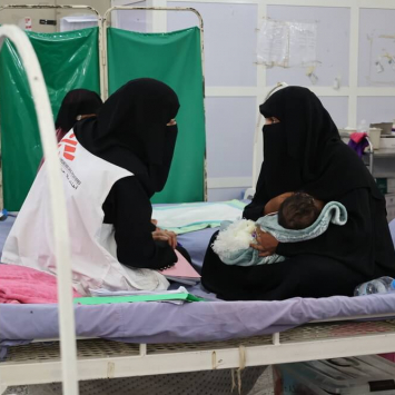 Yasmine Al Shara’abi, assistente social da MSF, conversa com uma paciente no Hospital Geral de Abs.