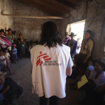 MSF está atuando na área rural do departamento de Cochabamba, na Bolívia, país com a mais alta prevalência da doença de Chagas. O projeto cobre a província de Narciso Campero, incluindo três municipalidades: Pasorapa, Omereque e Aiquile, sendo que esta última tem cerca de 80 comunidades. Na foto, uma profissional de MSF conduz uma reunião para transmitir informações sobre o tratamento da doença de Chagas a membros da comunidade de Kochapata.