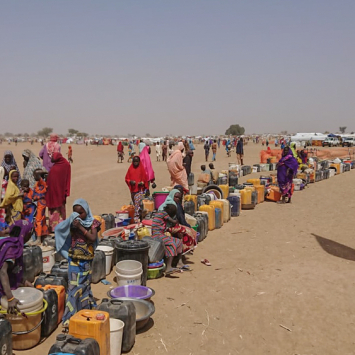 Nada para beber e nenhum lugar para dormir para milhares que fugiram da Nigéria