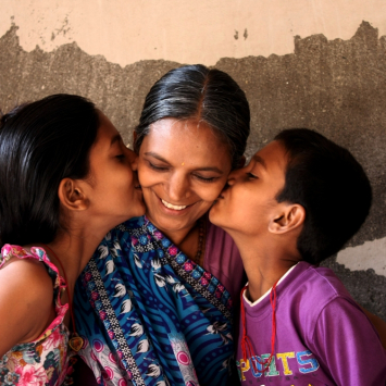 Veena Pamchal vive no leste de Andheri, um subúrbio densamente povoado de Mumbai, com seus dois filhos. Ela descobriu, em 2002, que é portadora de HIV/Aids, após seu marido ter sido vítima da doença. Seus dois filhos não são portadores do vírus.(Foto: Subodh Pakhare – jul/2012)