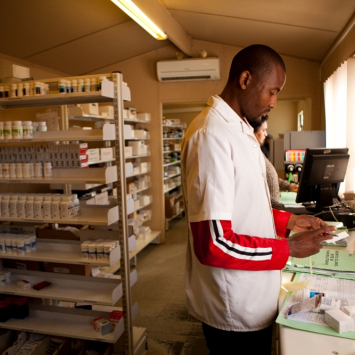 A Índia é considerada a farmácia do mundo em desenvolvimento pelo fato de que milhões de pessoas dependem da produção local de medicamentos de qualidade e a preços acessíveis. 80% dos medicamentos utilizados por MSF para tratar o HIV são produzidos na Índia. (Crédito: Samantha Reinders)