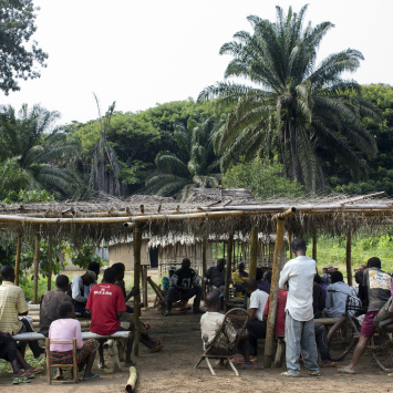 No dia anterior à montagem da clínica para oferecer testes para a doença, a equipe de promoção de saúde de MSF fez uma visita à comunidade para explicar o que iria acontecer, além de falar sobre a doença do sono e os riscos associados a ela. A equipe também ouviu as dúvidas e preocupações das pessoas, e as encorajou a fazer o teste e levar seus familiares e amigos para fazerem o mesmo.