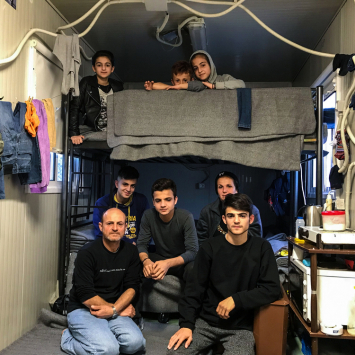 Lampejo de esperança: a vida de solicitantes de asilo retidos na Grécia