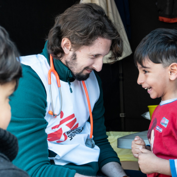 Grécia: MSF vacina pequenos refugiados contra pneumonia por 9 dólares por criança
