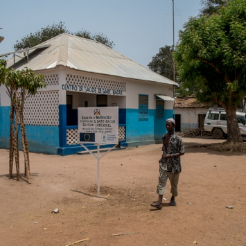 Guiné-Bissau: tratando a pequena Aua