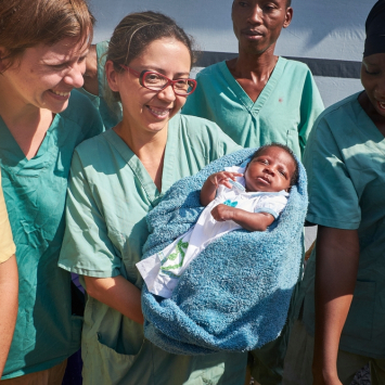 A Nubia enfermeira e a bebê Nubia