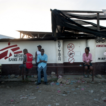 Leogane foi a cidade mais próxima ao epicentro do terremoto que devastou o Haiti em 12 de janeiro de 2010. O hospital de MSF na cidade foi inaugurado em setembro de 2010.