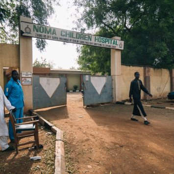 Conheça a história de Mulikat, uma sobrevivente do noma na Nigéria