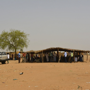 MSF começou a atuar no campo de Kario em junho de 2017, quando um surto de diarreia aquosa foi declarado e matou dezenas de pessoas. No mês seguinte, MSF inaugurou um centro de saúde em Kario para oferecer cuidados gratuitos de saúde primária e secundária.