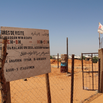 Taghri e Massaya, com seus seis filhos, estavam entre as 57.500 pessoas que fugiram do conflito no Mali em busca de segurança no campo de refugiados de Mbera, na Mauritânia. Eles chegaram carregando poucos pertences, mas havia algo mais importante: Taghri estava grávida.