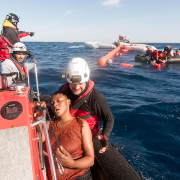 Mediterrâneo: governos europeus estão impedindo operações de busca e resgate e devolvendo pessoas à Líbia