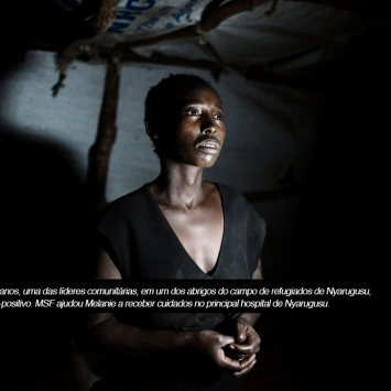 “Meu marido, meus seis filhos e eu fugimos do Burundi em 2012 para o acampamento de Tabila, e depois fomos repatriados para o nosso país. Meu marido foi morto por causa da violência. Então, eu e meus filhos tivemos de fugir novamente do Burundi. Eles estavam agredindo e matando pessoas no meio da rua. Tive de deixar tudo para trás; viemos com as roupas do corpo. Chegamos a Nyarugusu em 2015. A vida aqui não é boa. Dormimos no chão. Quando chove, é um problema. O teto não é forte o suficiente e temos medo do que acontecerá. Não temos tudo o que precisamos, queremos nos sentir mais seguros. Mas não podemos voltar ao Burundi porque temos medo. Estou cansada de fugir do meu país. Meu sonho é ter um emprego que pague bem para que eu possa cuidar dos meus filhos. Eu quero viver em um lugar que seja estável. Mas, por enquanto, não há futuro para os meus filhos.”