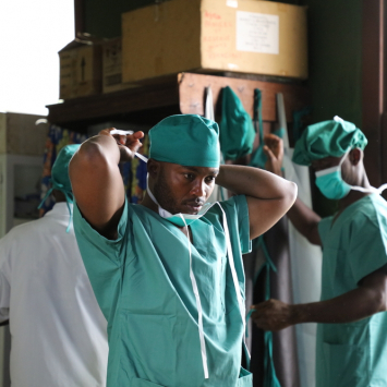 Médico de MSF José Mbuta se arrumando antes de entrar na sala de cirurgia do Hospital Geral de Referência de Popokabaka. Foto por: Franck Ngonga