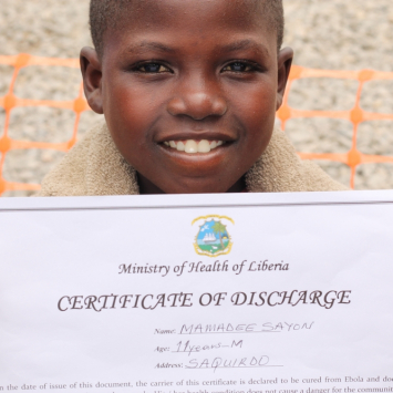 Mamadee, 11 anos, foi admitido ao centro de tratamento de Ebola em Foya, na Libéria, no dia 15 de agosto. Ele testou positivo para o Ebola, mas se recuperou, e teve alta no dia 4 de setembro. . Ninguém diria que Mamadee estava infectado com o vírus mortal. (Foto: Martin Zinggl/MSF)