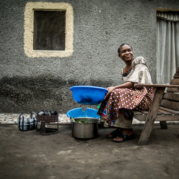 Philomène, de 47 anos, é HIV positivo. Ela foi diagnosticada há 14 anos. Hoje, é uma dedicada ativista no grupo comunitário RENOAC, que ajuda congoleses a viverem positivamente com HIV. Graças aos medicamentos antirretrovirais, ela pode viver sua vida como qualquer outra pessoa com seu marido, filho e filhas.