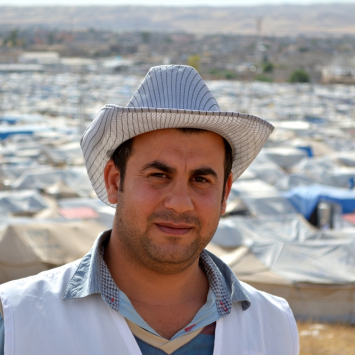 Shihab, 30 anos, está trabalhando como agente de saúde comunitária com MSF no campo de Kawargosk. Ele próprio é um refugiado sírio curdo e está no acampamento desde sua inauguração, em agosto de 2013. Originalmente de Derek, ele trabalhou como jornalista e diretor de teatro em Damasco antes de deixar a Síria.