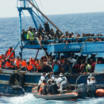 Mais de 415 pessoas foram resgatadas pelo MY Phoenix no Mediterrâneo, fazendo o barco atingir sua capacidade máxima. Outras 125 pessoas foram encaminhadas ao Poseidon, navio da guarda costeira sueca.