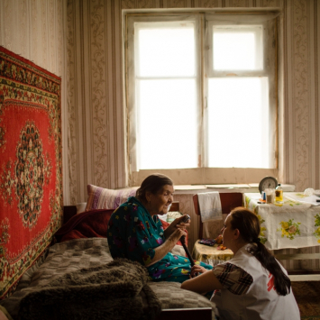Profissional de MSF com Sofia, paciente de 91 anos.