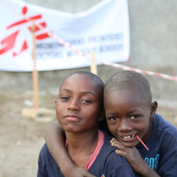 Dois meninos que foram vacinados na saída da igreja Graça, um dos 15 locais usados por MSF no distrito de Kanyama durante uma campanha de vacinação massiva contra a cólera em Lusaka.