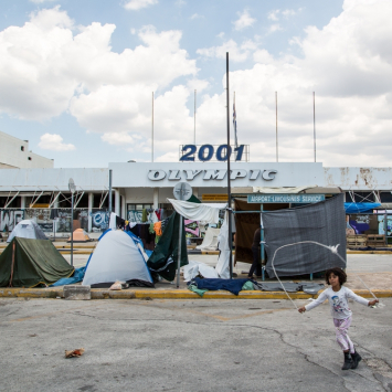 Atenas, Grécia: menina brinca na parte externa do antigo aeroporto de Elliniko, agora transformado em um campo de refugiados.