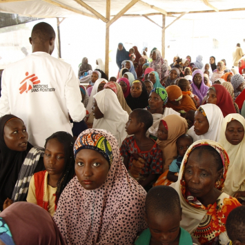 Avaliação nutricional voltada para crianças com menos de 5 anos de idade no centro de saúde de Maimusari, na cidade de Dikwa. Apenas na manhã do dia 20 de julho, MSF identificou 34 crianças que precisavam de internação e outros 663 casos de desnutrição grave. Todos os dias, a equipe médica está realizando cerca de 500 consultas regulares, 300 consultas de pré-natal e 10 partos.