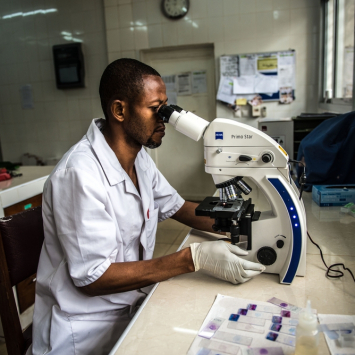A busca por uma “vacina para todos” destaca a importância da coordenação e transparência em pesquisa e desenvolvimento para COVID-19