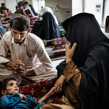 Menina com desnutrição grave no centro de nutrição terapêutica do hospital de Boost, em Lashkar Gah. Ela e sua família são do distrito de Marjah, uma região da província de Helmand que tem sido cenário de confrontos nos últimos meses. Em busca de segurança, a família já se mudou algumas vezes para diferentes locais nos últimos meses.