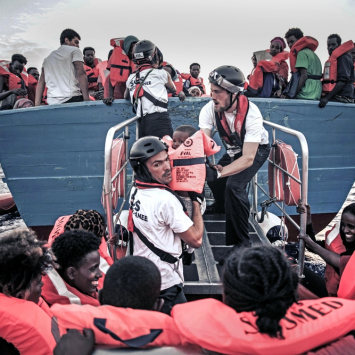 Equipes de MSF e da SOS Mediterranée resgatam migrantes e refugiados a bordo de um pequeno bote de madeira no Mediterrâneo. A operação de resgate realizada pela organização no dia 3 de outubro salvou aproximadamente 2 mil pessoas.